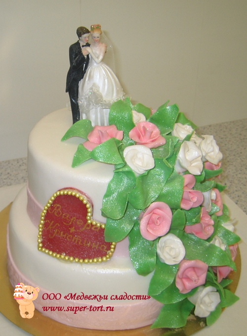 Оформление Свадебного торта с фигурками жениха и невесты и букетом роз
